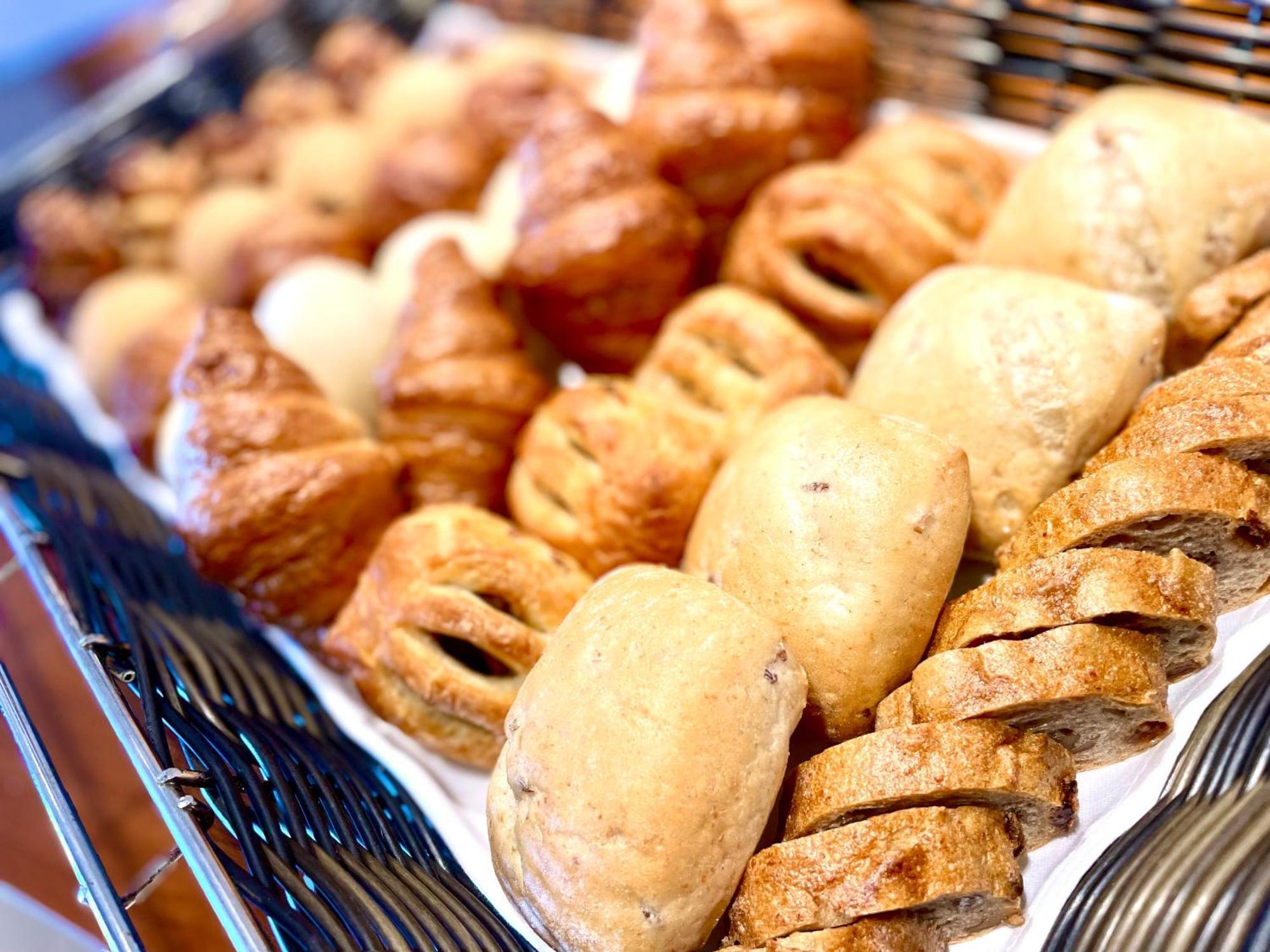Hotel Monterey Okinawa Spa & Resort Onna Exterior photo A selection of bread