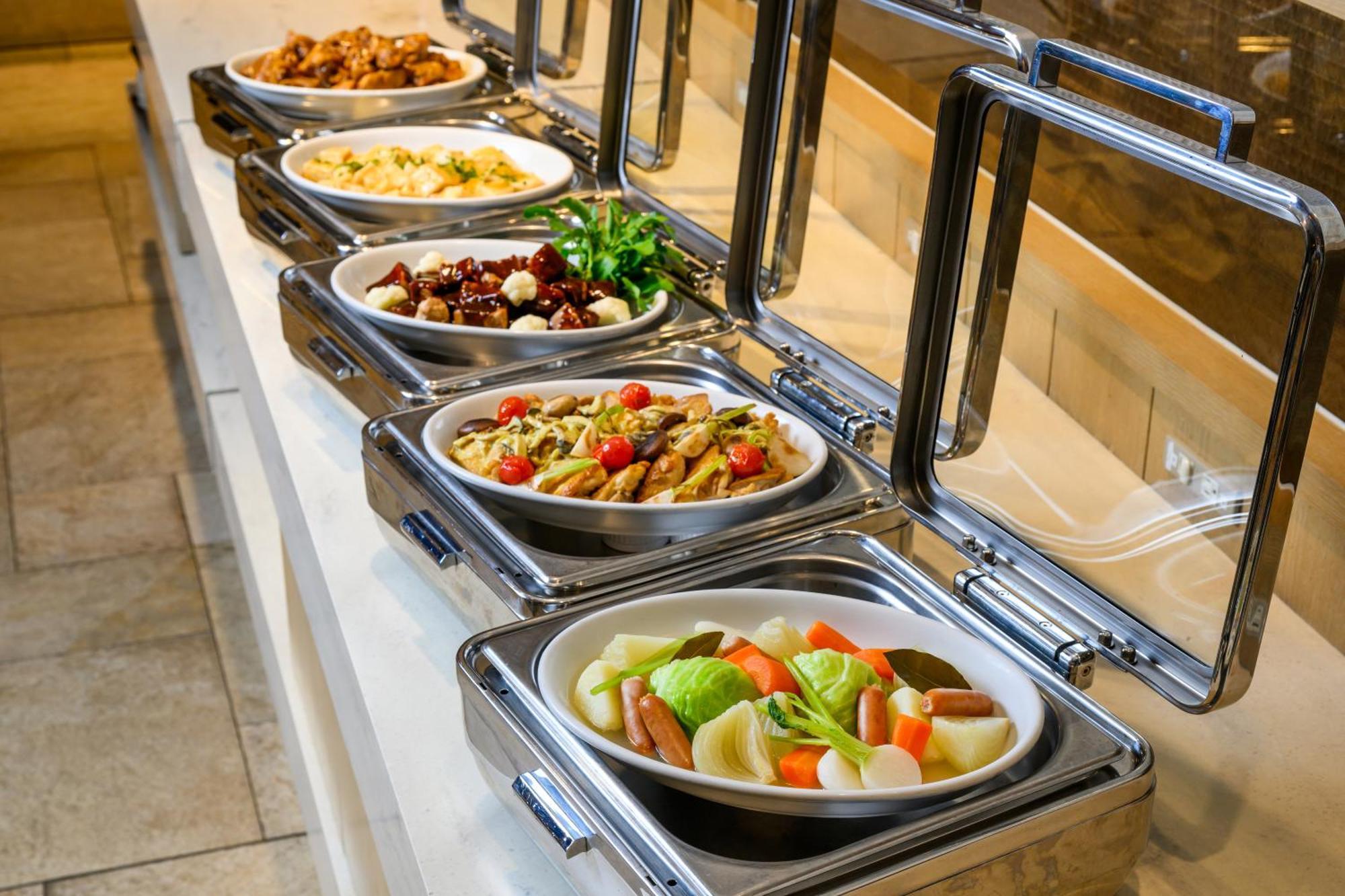 Hotel Monterey Okinawa Spa & Resort Onna Exterior photo A chafing dish buffet